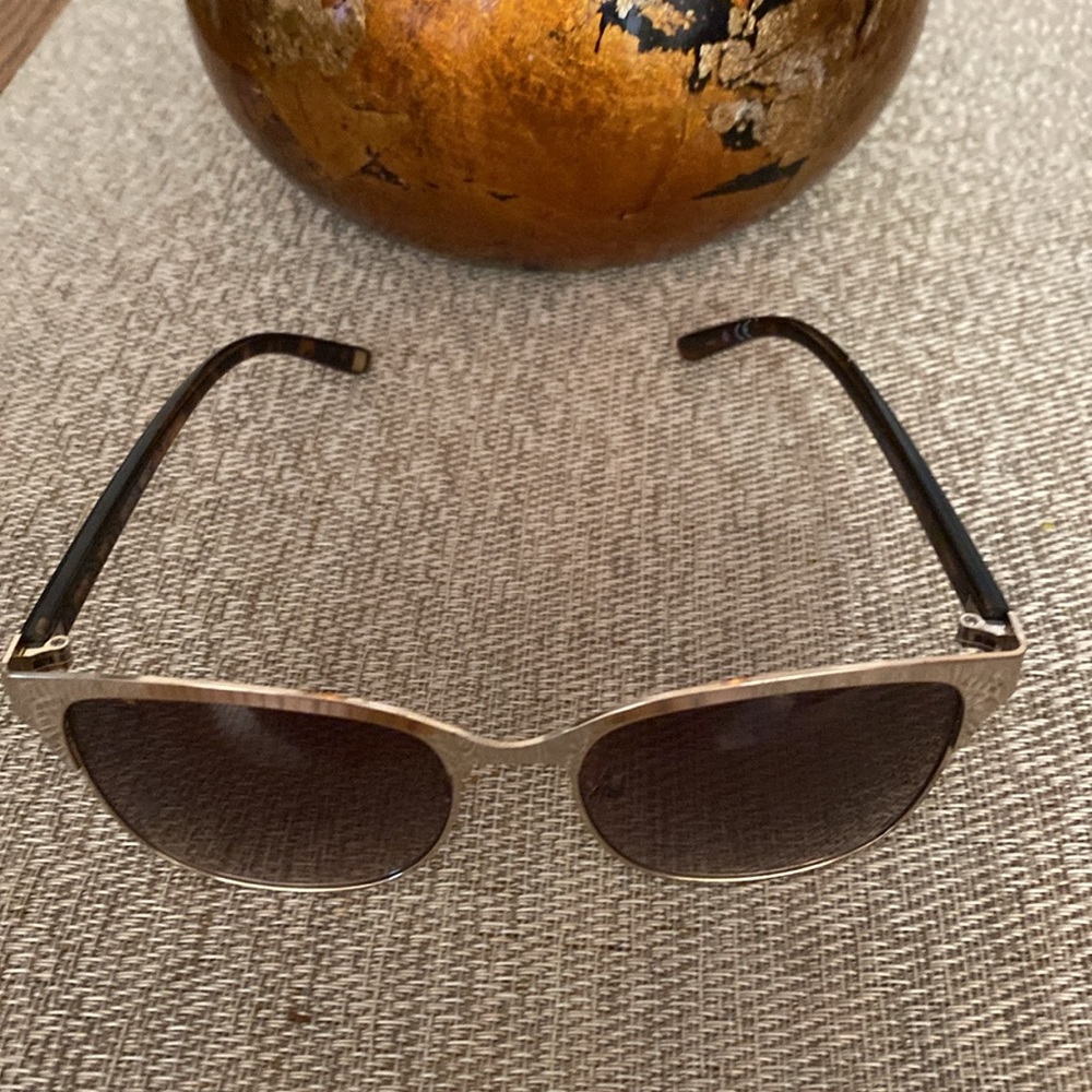 Sun glasses - Picture 2 of 9